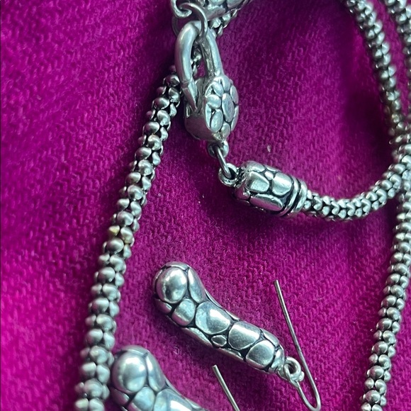 Sold- Vintage Elegant Silvertone Jewelry Set for Women - Picture 6 of 7